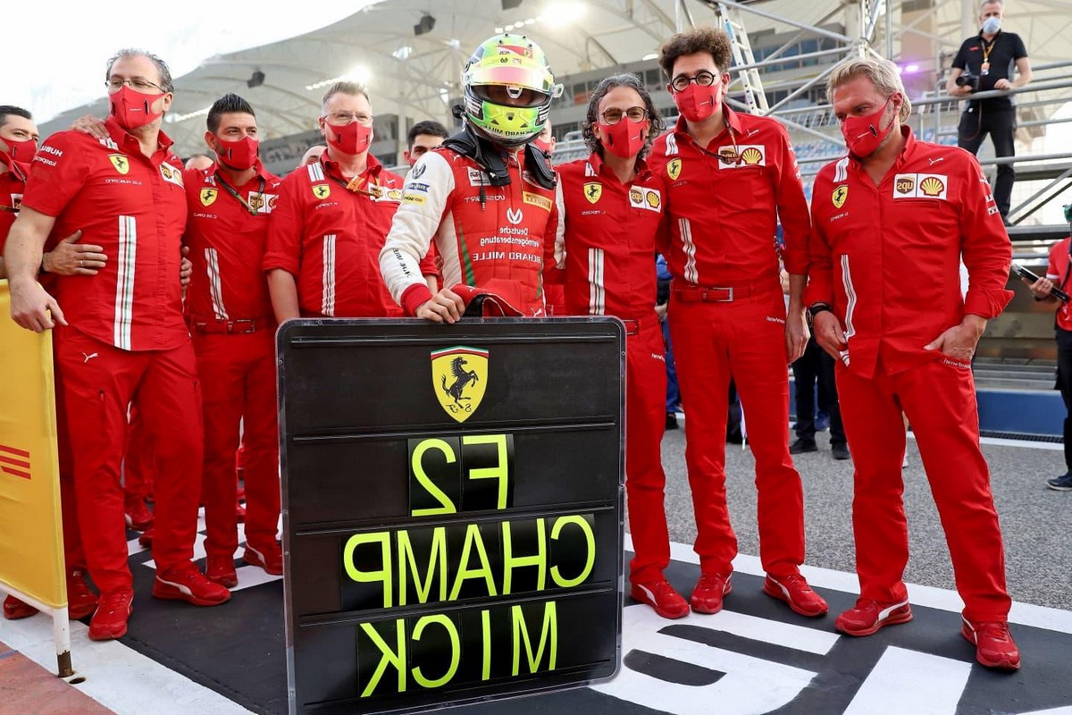 Gran carrera de sainz... con ayuda del 'safety car'