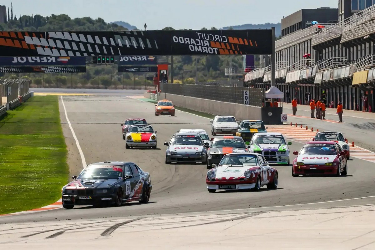 El golf GTI celebra su 40 aniversario en el circuito del jarama